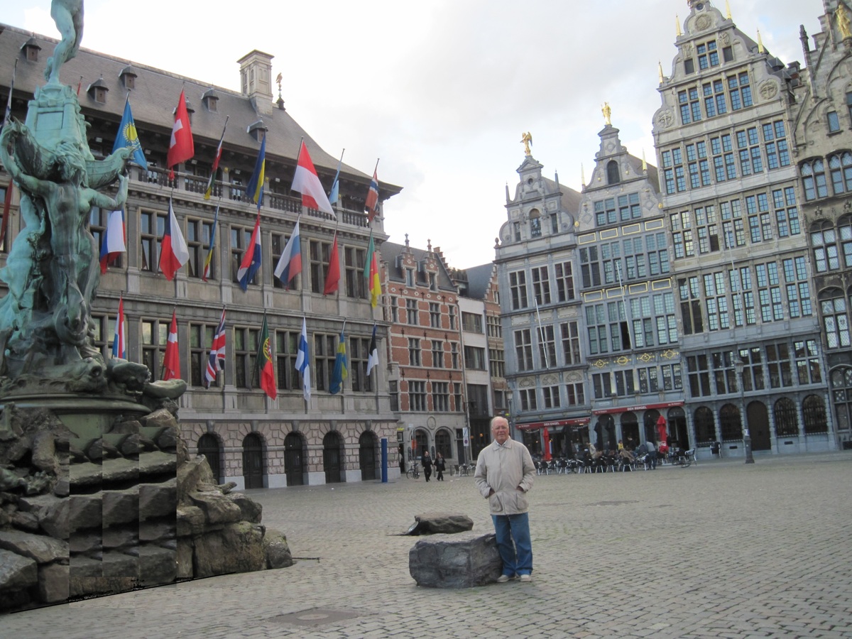 18- Anversa- Ancora una visuale del Municipio, della fontana, di edifici tipici, e di mio marito